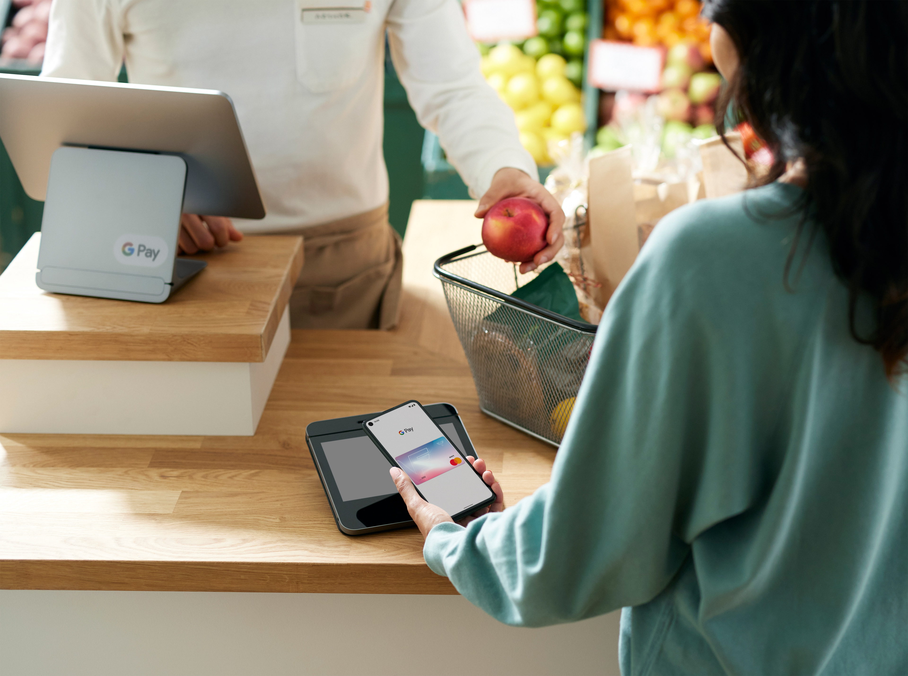 Google Pay am Smartphone mit Bezahlterminal.