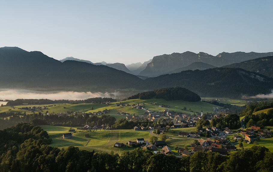 Naturlandschaft mit Bergen und Häusern