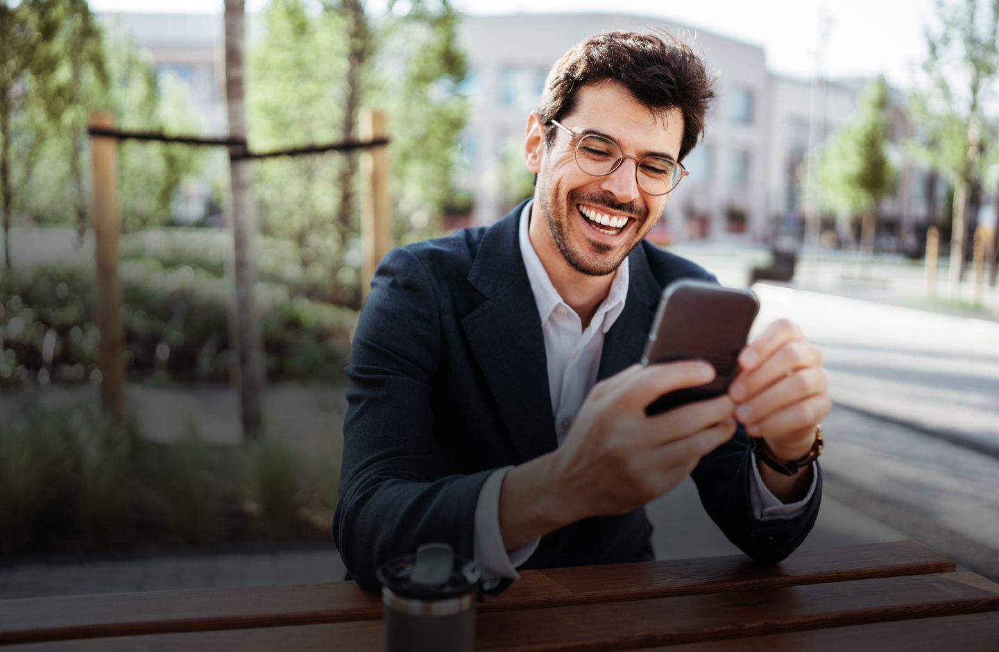 Mann mit Handy in der Hand